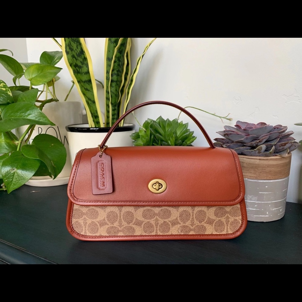Turnlock Clutch In Signature Canvas